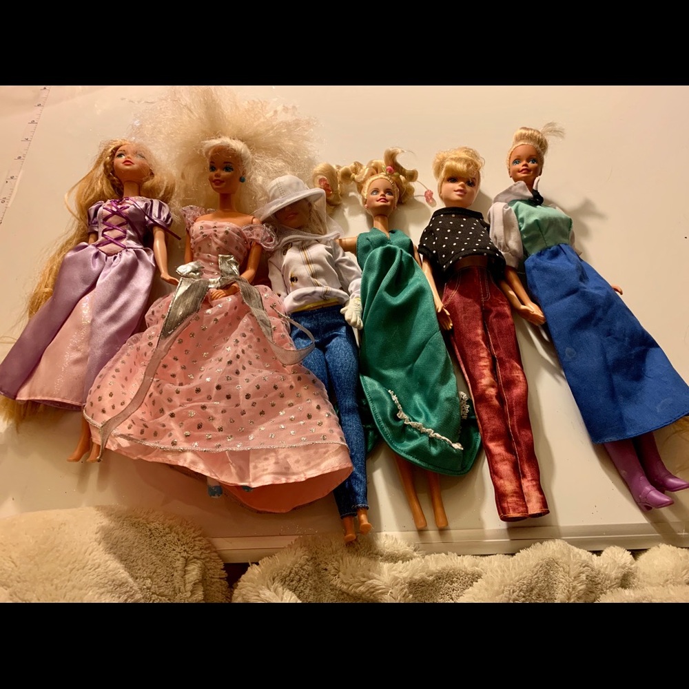 6 Barbies in great condition clean with clothes